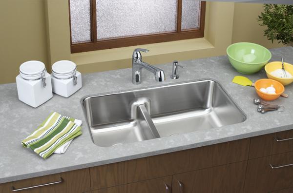 Elkay ELUHAQD32179 18 Gauge Stainless Steel 32.0625' x 18.5' x 9' Double Bowl Undermount Kitchen Sink